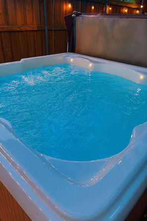 Outdoor spa tub - New Home-Hot Tub-GameRoom-Pool table-10min to DFW Airport-12 min from Downtown (Irving)