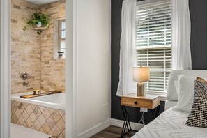 4 bedrooms, iron/ironing board, free WiFi, bed sheets - New Home-Hot Tub-GameRoom-Pool table-10min to DFW Airport-12 min from Downtown (Irving)