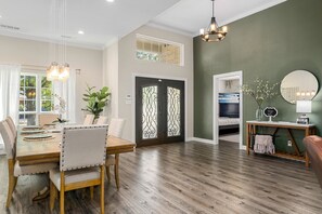 4 bedrooms, iron/ironing board, free WiFi, bed sheets - New Home-Hot Tub-GameRoom-Pool table-10min to DFW Airport-12 min from Downtown (Irving)