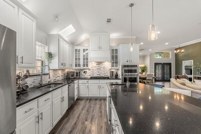 New Home-Hot Tub-GameRoom-Pool table-10min to DFW Airport-12 min from Downtown