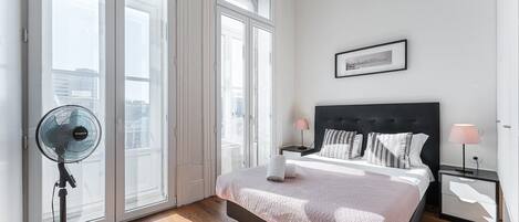 2 dormitorios, escritorio, tabla de planchar con plancha y Internet