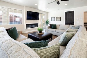 Smart TV, chimenea, videojuegos y tenis de mesa