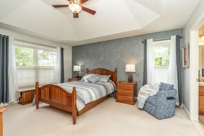 5 bedrooms, desk, iron/ironing board, travel crib - Private Family Retreat, Pool, Pickleball, 10 acres, 15 Min. from Rochester (Macedon)