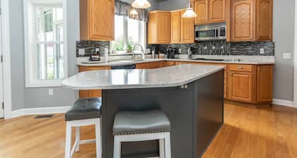 Private Family Retreat, Pool, Pickleball, 10 acres, 15 Min. from Rochester