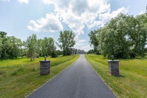 Property grounds - Private Family Retreat, Pool, Pickleball, 10 acres, 15 Min. from Rochester (Macedon)