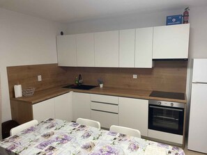 Jääkaappi, uuni, liesi, astianpesukone