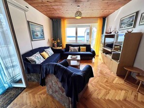 TV - Holiday apartment Spacious with terrace and views (Dramalj)