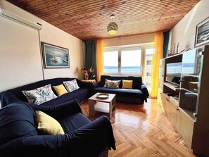TV - Holiday apartment Spacious with terrace and views (Dramalj)