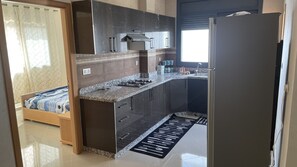 Kühlschrank, Ofen, Herdplatte, Esstisch