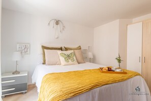 2 bedrooms, iron/ironing board, internet, bed sheets