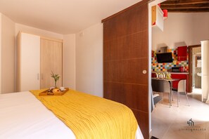2 bedrooms, iron/ironing board, internet, bed sheets