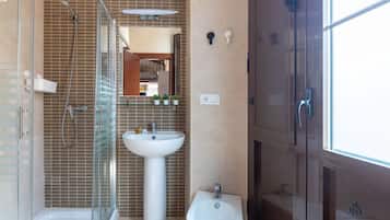 Een douche, een haardroger, handdoeken