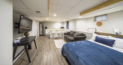 Lovely private studio in a quiet area of Davenport w/ free WiFi