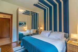 Een strijkplank/strijkijzer, wifi, beddengoed