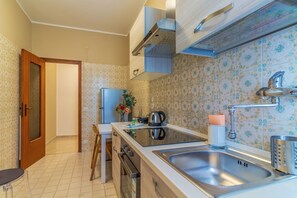 Frigorifero, forno, piano cottura, tostapane