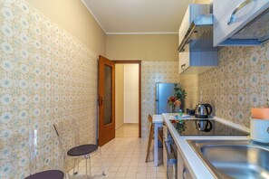 Kühlschrank, Ofen, Herdplatte, Kochgeschirr/Geschirr/Besteck