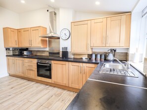 Réfrigérateur, lave-vaisselle, bouilloire électrique, grille-pain