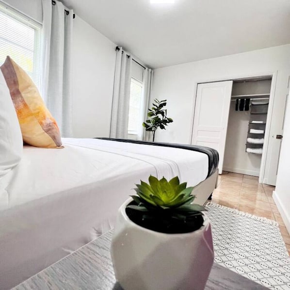 1 bedroom, iron/ironing board, WiFi, bed sheets - Charming 2 BR Condo - near Beach, downtown, airport (Fort Lauderdale)