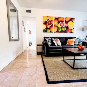 TV - Charming 2 BR Condo - near Beach, downtown, airport (Fort Lauderdale)