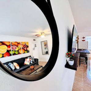 TV - Charming 2 BR Condo - near Beach, downtown, airport (Fort Lauderdale)