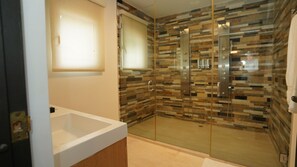 Shower, jetted bath, bidet, towels