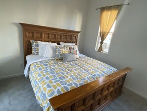 4 bedrooms, free WiFi - Leviticus Home                                                              (Goodyear)