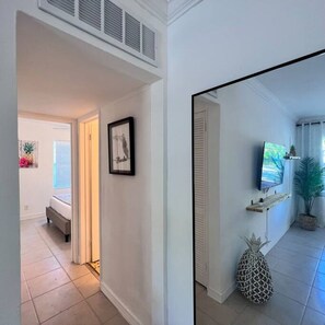2 bedrooms, iron/ironing board, bed sheets - Cozy 2 BR Condo - 7 Min from Fort Lauderdale Beach (Fort Lauderdale)