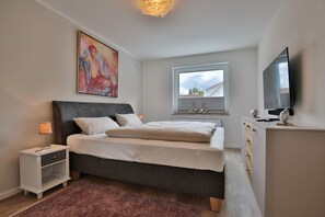 2 bedrooms, iron/ironing board, WiFi