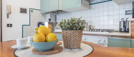 Een koelkast, een magnetron, een oven, een kookplaat