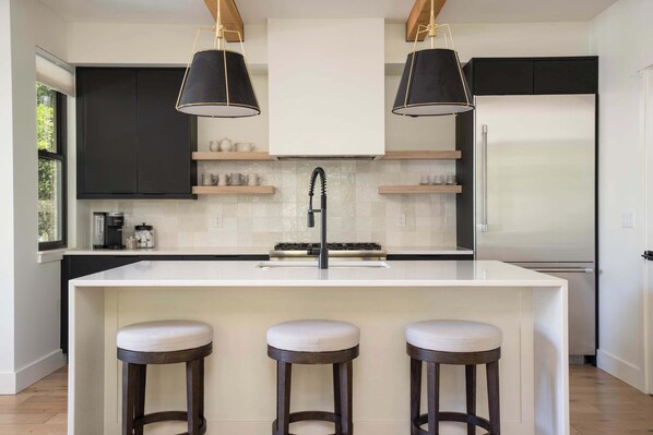 Coffee/tea maker, fridge, microwave, oven
