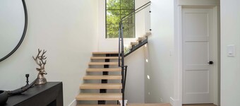 The Honey Spot - Bespoke Downtown Home w/ Hot Tub