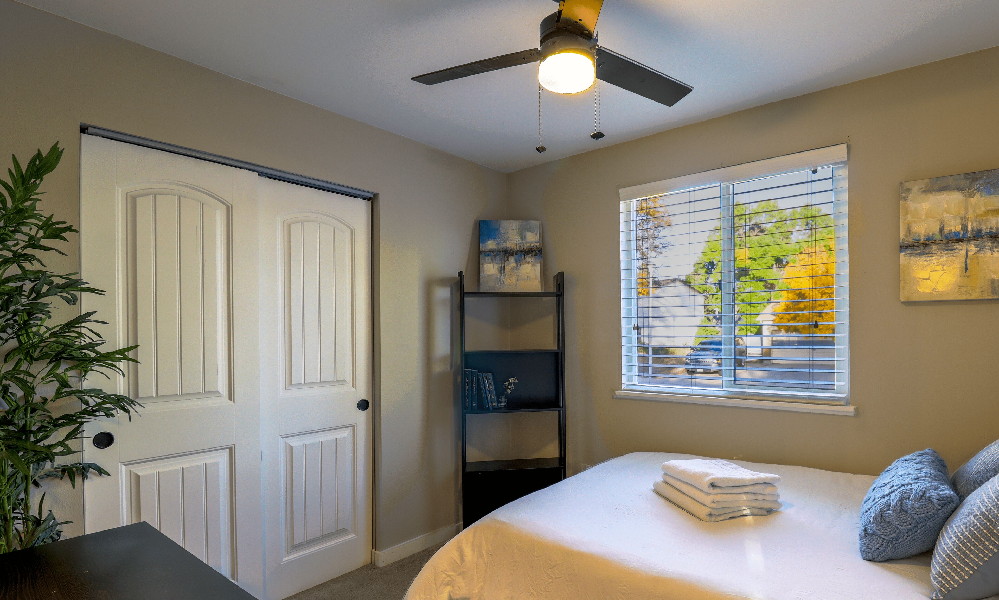 3 makuuhuonetta, työpöytä, silitysrauta/-lauta, ilmainen Wi-Fi