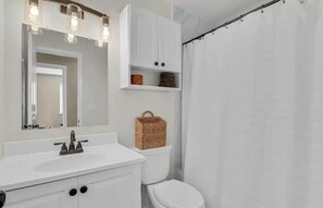 Ducha y bañera combinadas, secador de pelo, toallas y jabón