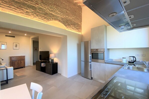 Jääkaappi, uuni, liesi, astianpesukone