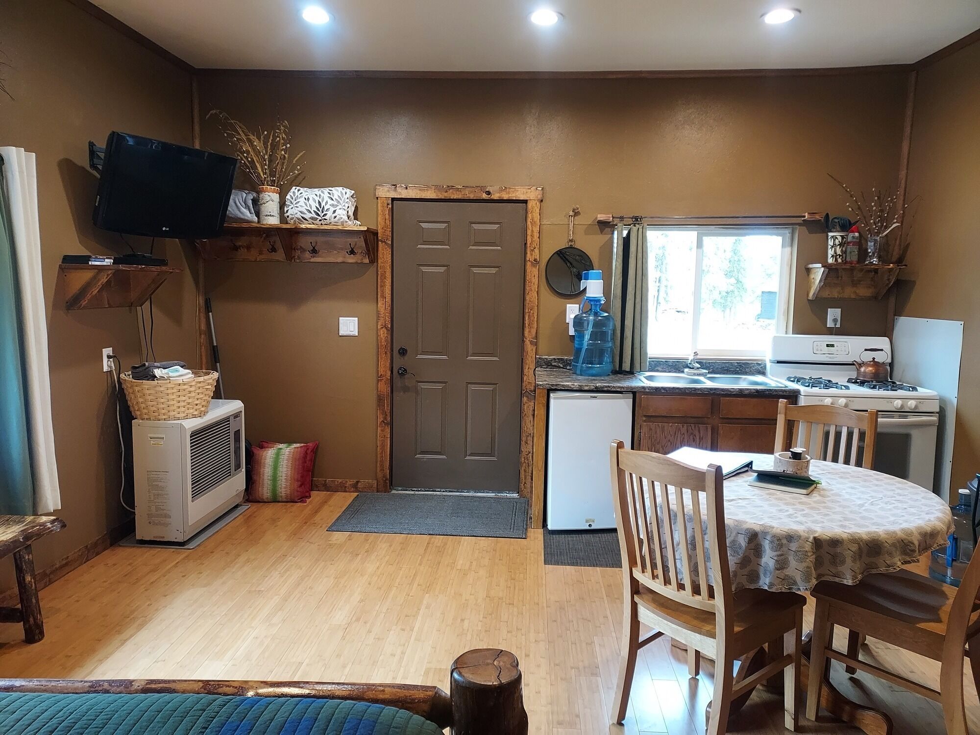 Fridge, oven, stovetop, coffee/tea maker