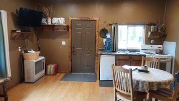 Fridge, oven, stovetop, coffee/tea maker