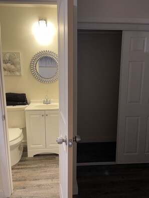 Douche, serviettes fournies, savon, shampoing