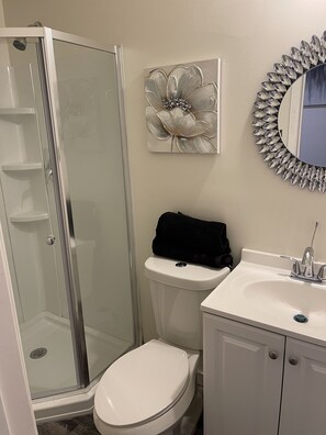 Douche, serviettes fournies, savon, shampoing