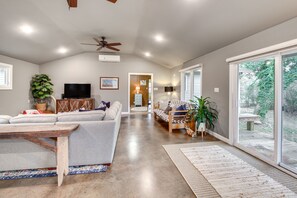 Télévision, lecteur de DVD, baby-foot, livres