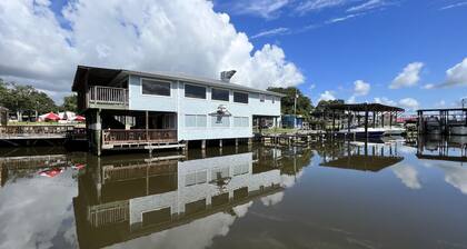 BB's Tiki Marina Cottage. Bring your boat! Great fishing area!