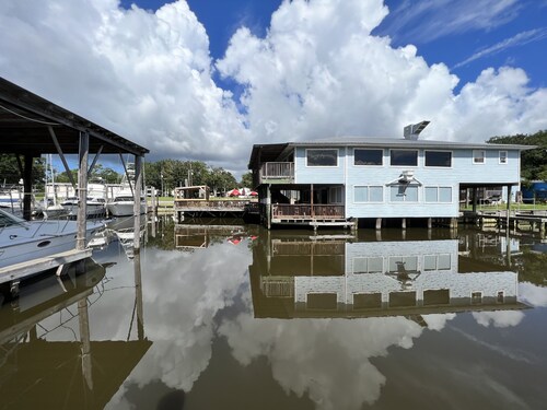 BB's Tiki Marina Cottage. Bring your boat! Great fishing area! 