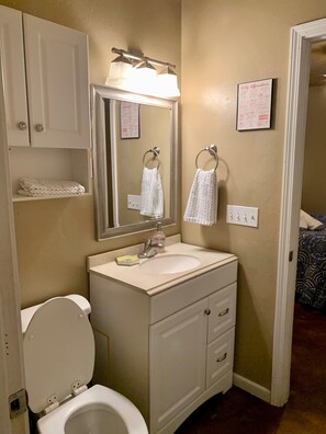 Kombinert dusj/badekar, hårføner, håndklær og såpe