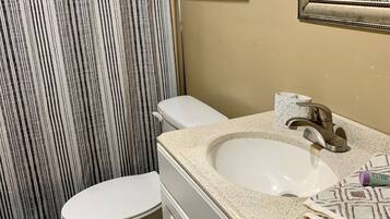 Badkar/dusch, hÄrtork, handdukar och tvÄl