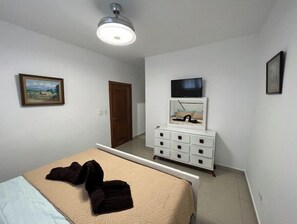 3 Schlafzimmer, Zimmersafe, Schreibtisch, Bügeleisen/Bügelbrett
