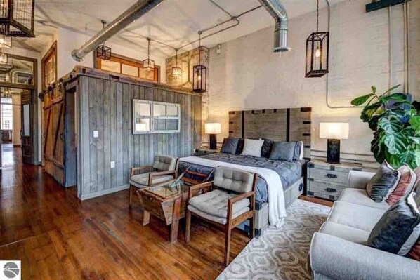 2 bedrooms, desk, iron/ironing board, WiFi