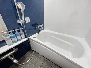 Combined shower/tub, free toiletries, hair dryer, slippers - Hotel DIAMOND (Tokyo)
