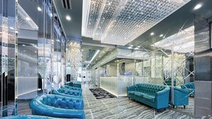 A modern interior with seating areas, a bar, and a chandelier. - Hotel DIAMOND (Tokyo)