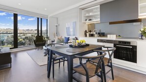 Una cocina moderna con comedor, ventanas amplias y vista a la ciudad.