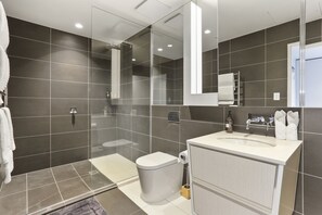 Deluxe Apartment | Bathroom | Shower, hair dryer, towels, soap - Lovely and warm one bedroom in the CBD (Auckland)