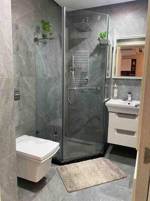 Douche, sèche-cheveux, serviettes fournies